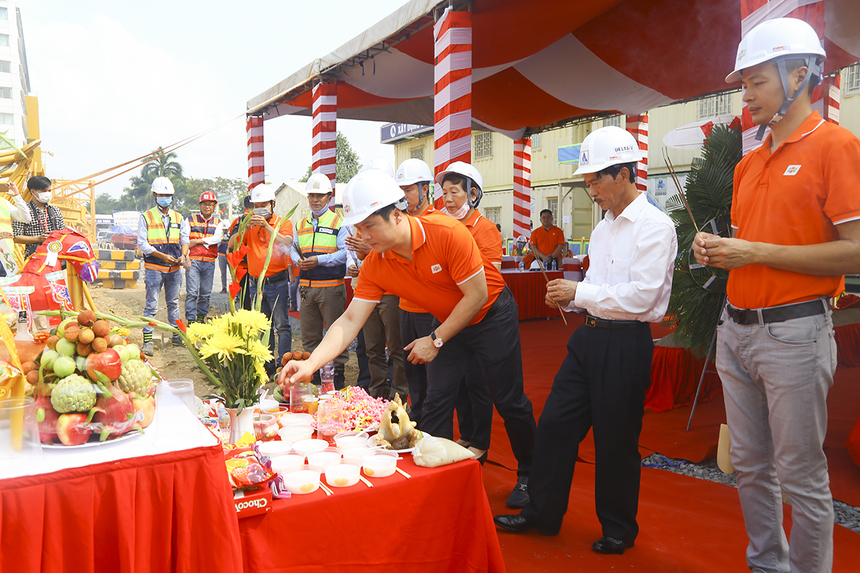 CEO FPT Nguyễn Văn Khoa và các lãnh đạo nhà F cùng khách mời thực hiện nghi thức trước lễ khởi công xây dựng Data Center mới. Đây sẽ là Data Center lớn nhất Việt Nam sau khi hoàn thành.