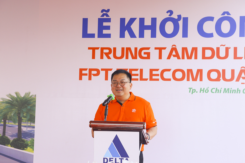 "Chúng tôi tin tưởng Data Center lớn nhất Việt Nam sẽ giúp những dữ liệu của Việt Nam ở lại Việt Nam mà không cần lưu trữ ở nước ngoài. Để đáp ứng nhu cầu cũng như thúc đẩy thị trường, FPT đã đầu tư và đưa ra thị trường các dịch vụ Cloud, các Data Center mới có thể hỗ trợ tối đa các tổ chức, doanh nghiệp trong quá trình chuyển đổi về hạ tầng, ứng dụng, quản lý, an toàn thông tin…", Chủ tịch FPT Telecom - anh Hoàng Nam Tiến chia sẻ tại buổi khởi công.