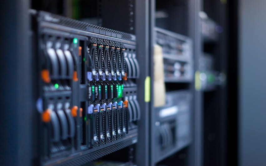 Phần cứng của một Web Server (Web server hardware) về cơ bản là một hệ thống máy tính vật lý được thiết kế và tối ưu hóa để hoạt động liên tục 24/7 và xử lý một lượng lớn tác vụ. Nó khác với máy tính cá nhân thông thường ở khả năng chịu tải, độ bền và tốc độ xử lý 