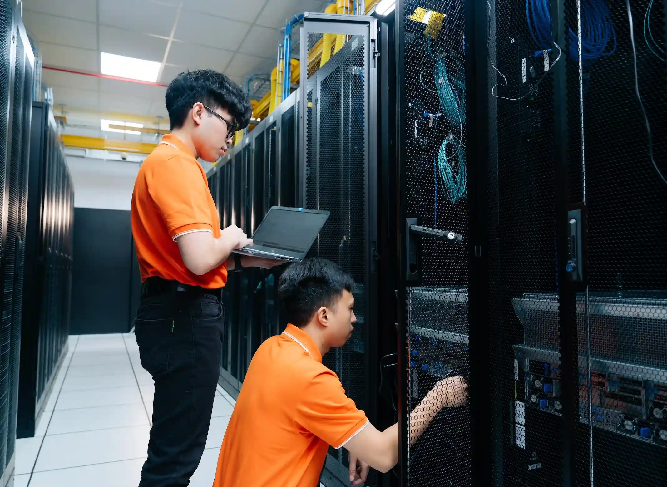 Kỹ thuật viên FPT Cloud đang vận hành, bảo trì và nâng cấp hệ thống máy chủ vật lý trong trung tâm dữ liệu (datacenter) hiện đại, đạt tiêu chuẩn quốc tế