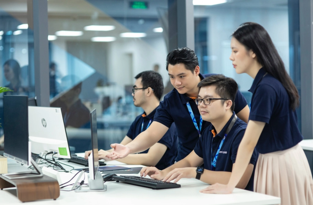 Đội ngũ nhân sự FPT Smart Cloud đang tư vấn tận tình cho khách hàng về giá, các bước đăng ký và lựa chọn gói dịch vụ thuê máy chủ cloud phù hợp với nhu cầu
